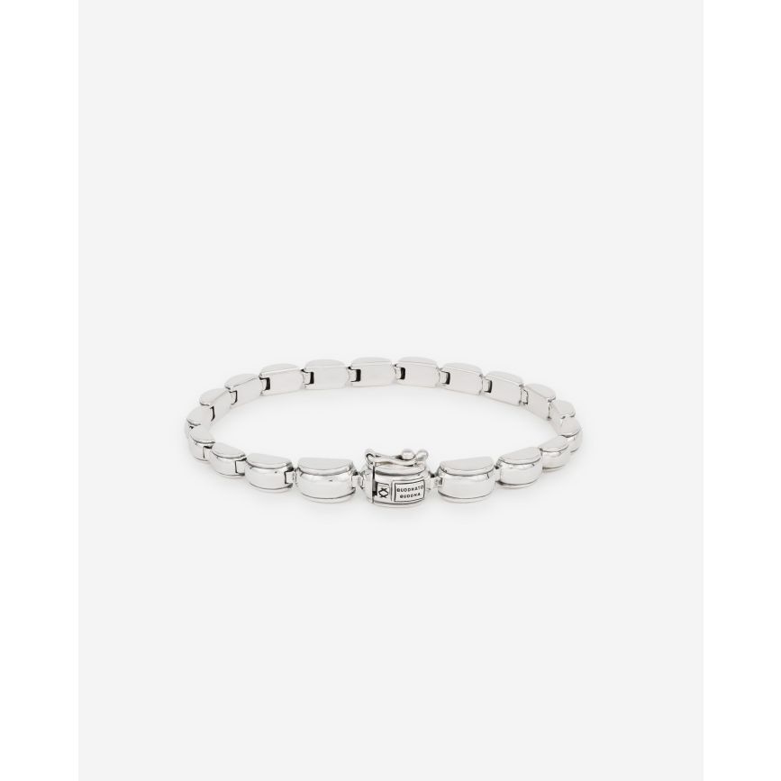 
Sale -30%
Armband Refined Batul

Gerecycled 925 sterling zilver

€ 299,00
€ 209,30
Product Opties:
Kies jouw Maat
Maattabel

In Winkelwagen
Gratis verzending & veilig retourneren
Veilig & gratis verzending vanaf 50 euro. 30 dagen retour en 12 maanden* garantie op je artikelen.

Duurzaam sieraad
Onze sieraden worden duurzaam gemaakt van gerecycled zilver en goud. Verpakt in 100% biologisch afbreekbare verpakkingen van (aardappel)zetmeel.

Deze Batul Refined armband is met de hand gemaakt van gerecycled zilver en gebaseerd op de iconische Batul schakel, maar dan met een verfijnd design. De Batul, oorspronkelijk getekend in 1997 door onze oprichter Batul Loomans tijdens een meditatiereis in Zuidoost-Azië, was onze allereerste schakel. Hij symboliseert verbinding en bewustwording. Ga jij het leven vieren door jezelf of iemand anders te trakteren op dit krachtige sieraad? 