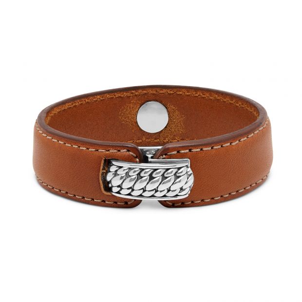 De Buddha to Buddha Anggun Leather Brown armband is handgemaakt van hoogwaardig leer en voorzien van het iconische Buddha to Buddha slot. Het armband is stoer en stijlvol tegelijkertijd en past perfect bij elke outfit. Draag de armband alleen of combineer met andere Buddha to Buddha sieraden voor een complete look. Verkrijgbaar in maat S tot en met XL.