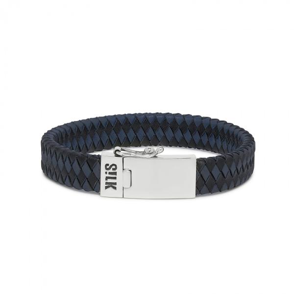 De 841BBU is een fijn gevlochten leren armband met stevige zilveren sluiting. De armband is gemaakt van 925 sterling zilver en zacht lamsleer, door het soepele leer valt de armband lekker om de pols en draagt daardoor prettig. De armband sluit middels een stevig bakslot en geeft de mogelijkheid om een naam, geboortedatum, initialen of een symbool te graveren. Combineer een leren armband ook eens met een zilveren armband om je look compleet af te stylen. De 841 is in vier kleuren verkrijgbaar, naast zwart/blauw verkopen wij ook de combinatie zwart/bruin, klassiek zwart, of casual donker bruin. Deze leren armband  kan gedragen worden door zowel mannen als vrouwen en behoort tot onze absolute bestsellers!
