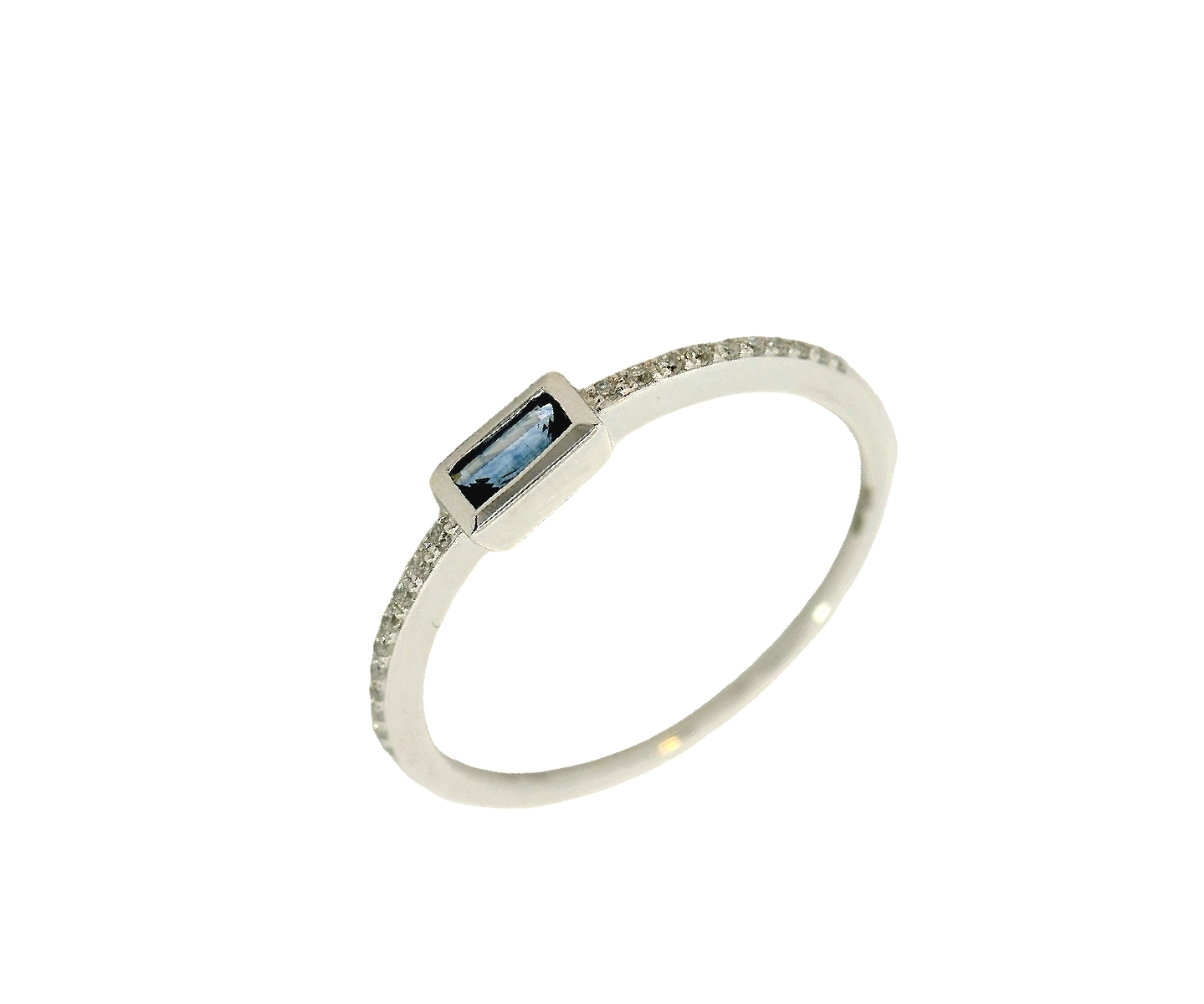 Deze prachtige witgouden ring is gemaakt van 14-karaats goud en is voorzien van een schitterende saffier en diamanten in een subtiel en elegant design. De ring is perfect voor dagelijks gebruik, maar kan ook gedragen worden bij speciale gelegenheden. Combineer deze ring met andere gouden sieraden voor een complete en stijlvolle look.
De ring is verkrijgbaar in meerdere afmetingen.