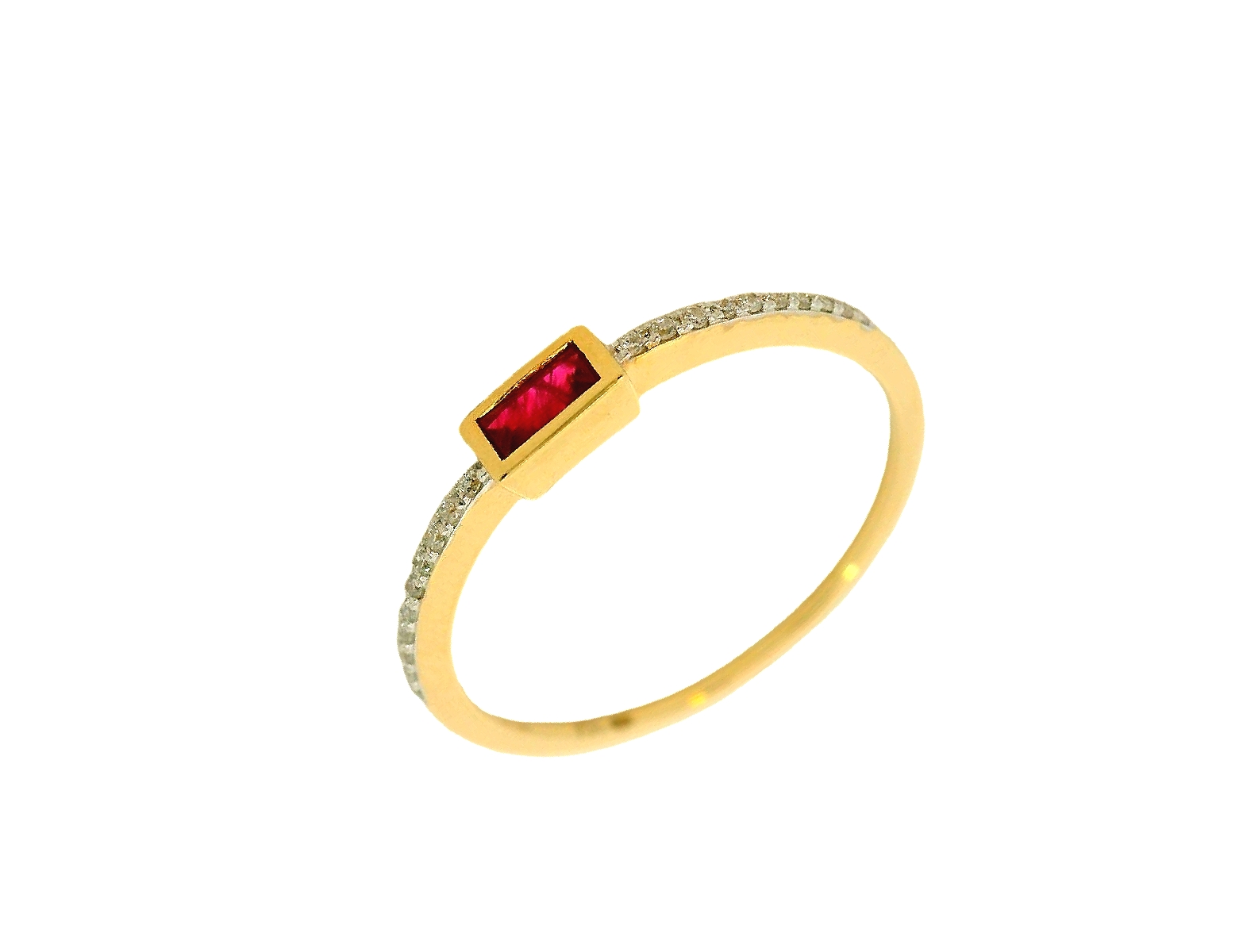 Deze prachtige geelgouden ring van 14 karaat heeft een subtiele en tijdloze uitstraling. De ring is voorzien van een schitterende robijn en diamant die samen voor een elegante touch zorgen. Draag deze ring solo voor een stijlvolle look of combineer hem met andere gouden sieraden voor een luxe uitstraling. Een perfecte toevoeging aan elke sieradencollectie!
De ring is verkrijgbaar in meerdere afmetingen.