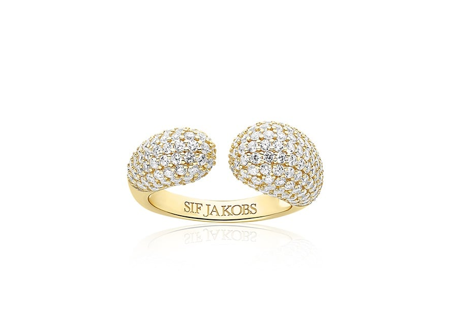 Dit is een ring van het merk Sif Jakobs gemaakt voor dames.
De specificaties zijn als volgt:
Ringmaat: 56
Breedte in mm: 9