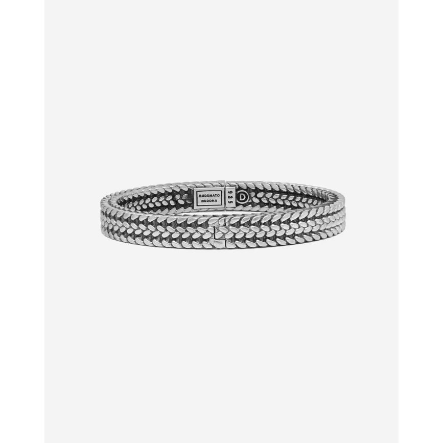 De Manchet Julius armband is een stoere en trendy toevoeging aan onze welbekende Heritage collectie. Het gedetailleerde ontwerp is gebaseerd op traditionele Balinese weeftechnieken. Deze armband is stevig en tijdloos en maakt elke outfit compleet. De Julius-familie bestaat uit drie armbanden en twee soorten ringen, allemaal handgemaakt en gemaakt van sterling zilver. Deze armband is een manchet en opent op een verborgen scharnierpunt en sluit met een slotje.