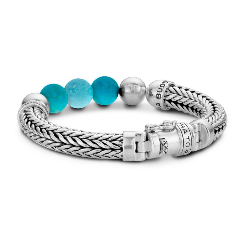 Deze prachtige Buddha to Buddha 632TQ E armband is gemaakt van zilver en turquoise kralen, handgemaakt door ambachtslieden op Bali. De armband heeft een verfijnd en tijdloos ontwerp dat perfect past bij elke gelegenheid. Draag deze armband alleen of stapel hem met andere armbanden voor een trendy look. Een must-have voor elke sieradencollectie!
