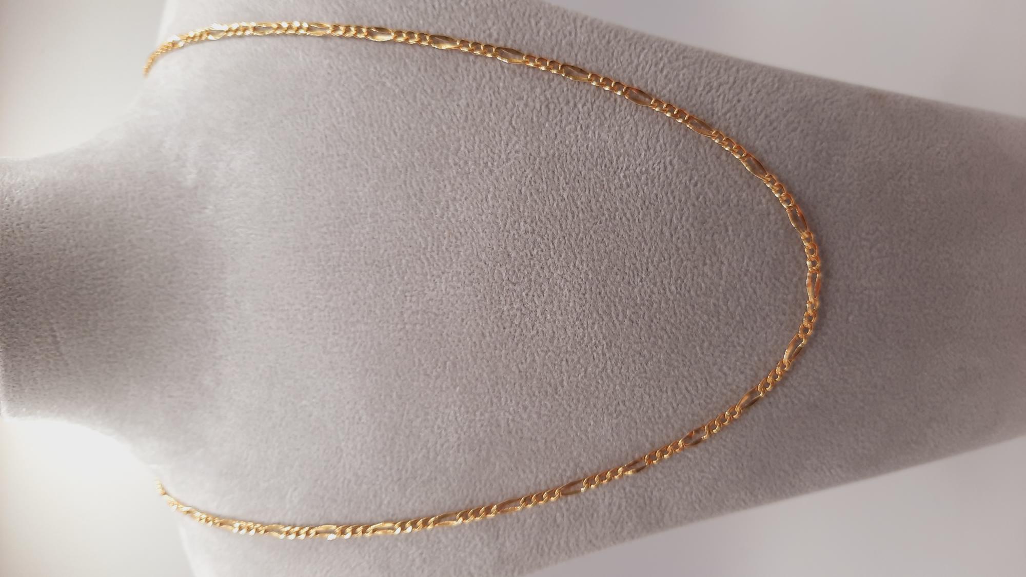 De gouden ketting met modelnummer 0002280 is een verfijnd sieraad van 14kt goud. Het heeft een lengte van 55 cm, een breedte van 2,5 mm en weegt 2,54 gram. Perfect te dragen bij zowel casual als formele gelegenheden, voegt het een vleugje elegantie toe aan elke outfit. Een tijdloze aanvulling voor elke sieradencollectie.