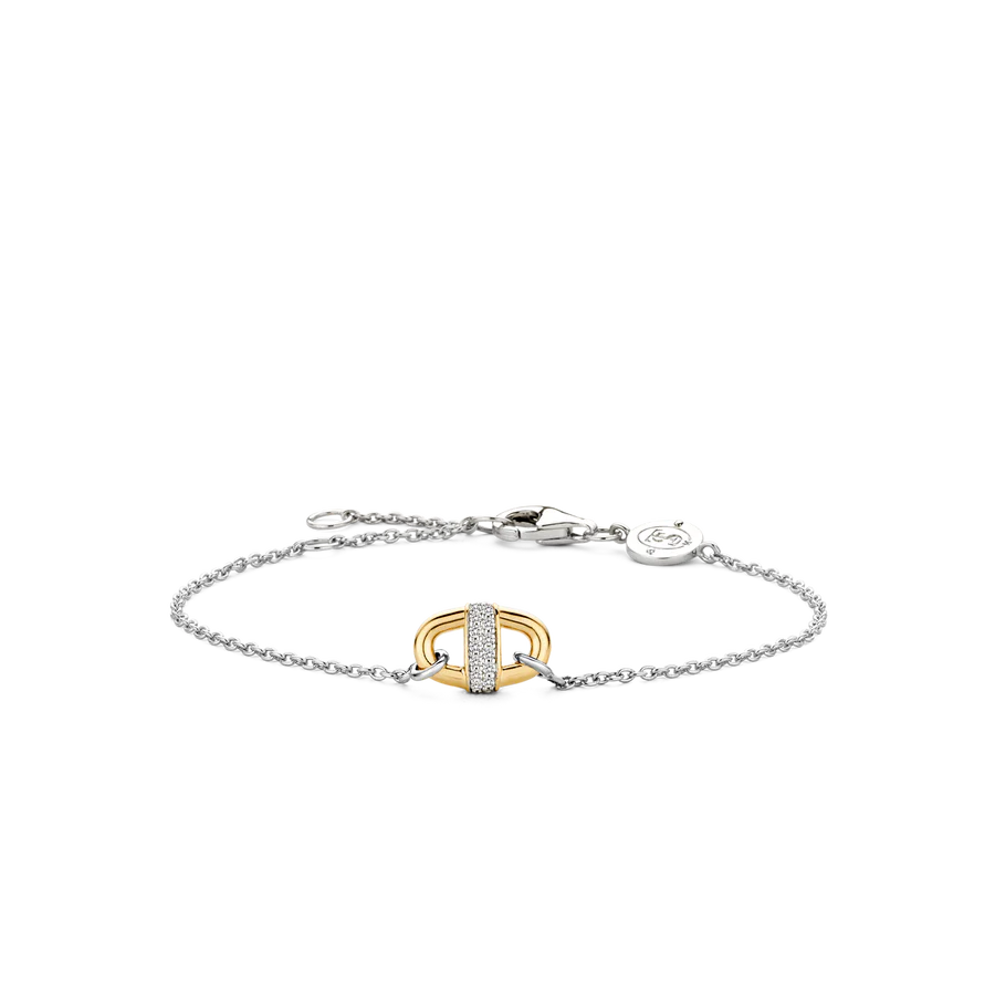 Finesse is waar ze voor staat. Deze armband staat delicaat in verbinding met de middelste glinsterende schakel. Haar gold plated schakels met witte zirkonia pavé zetting voegen magie toe aan je look. Haar zilver en witte zirkonia zetting creëren een verrassend geheel.