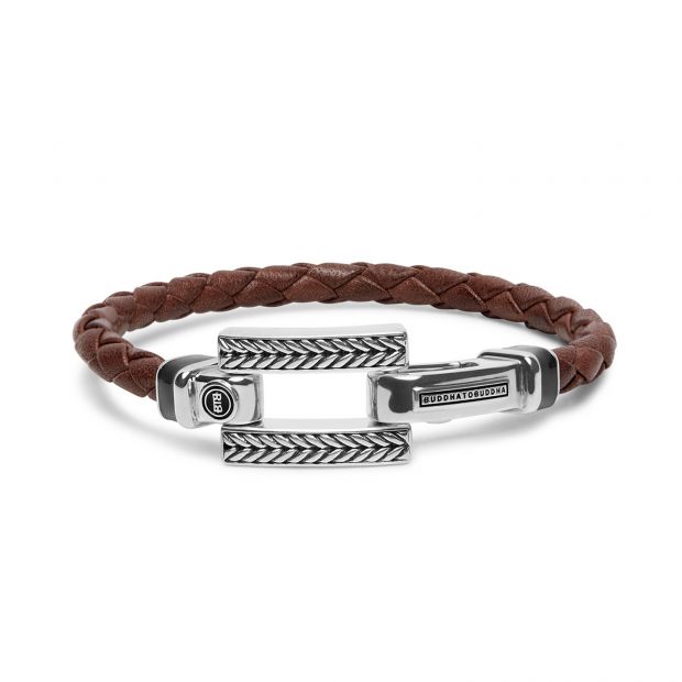 De Buddha to Buddha Galang Leather Brown Armband - 120BR is handgemaakt van hoogwaardig leer en voorzien van het iconische Buddha to Buddha slot. Deze armband straalt stoere elegantie uit en past perfect bij zowel een casual als een formele outfit. De armband kan alleen of gecombineerd met andere sieraden gedragen worden. Een tijdloos juweel dat elke look compleet maakt!
