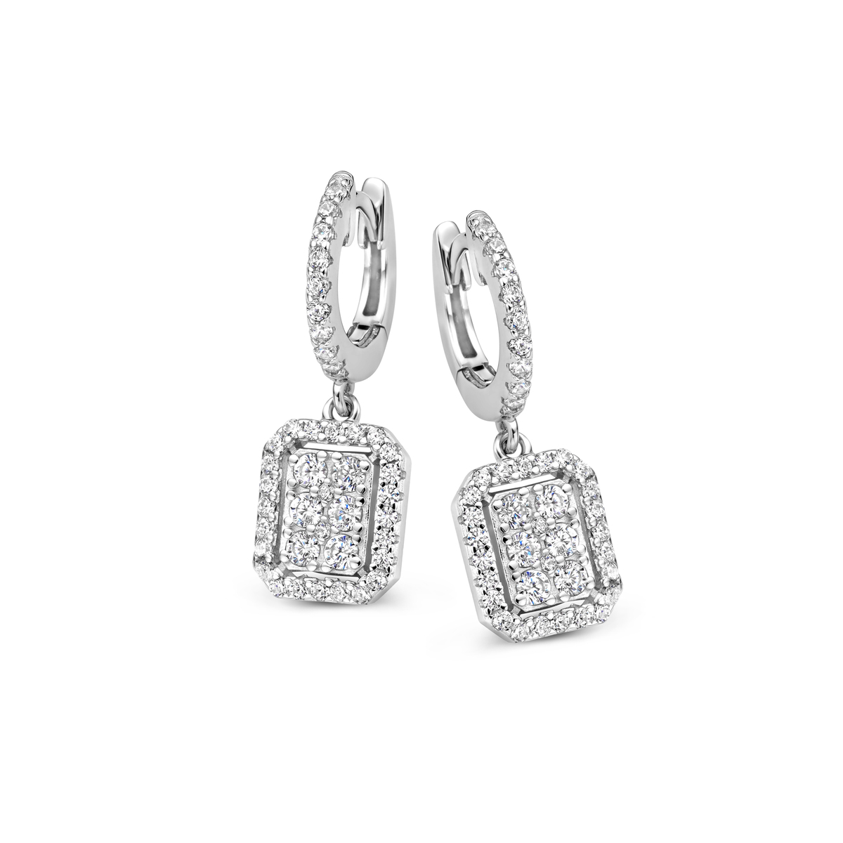 Deze prachtige Naiomy Zilveren Oorbellen Met Zirkonia N3T69 zijn elegant en tijdloos. De oorbellen zijn gemaakt van hoogwaardig zilver en hebben schitterende zirkonia stenen voor een subtiele glans. De perfecte manier om elke outfit compleet te maken! Draag ze met je favoriete avondjurk voor een glamoureuze look of met een casual outfit voor een vleugje elegantie. Een must-have voor elke vrouw!