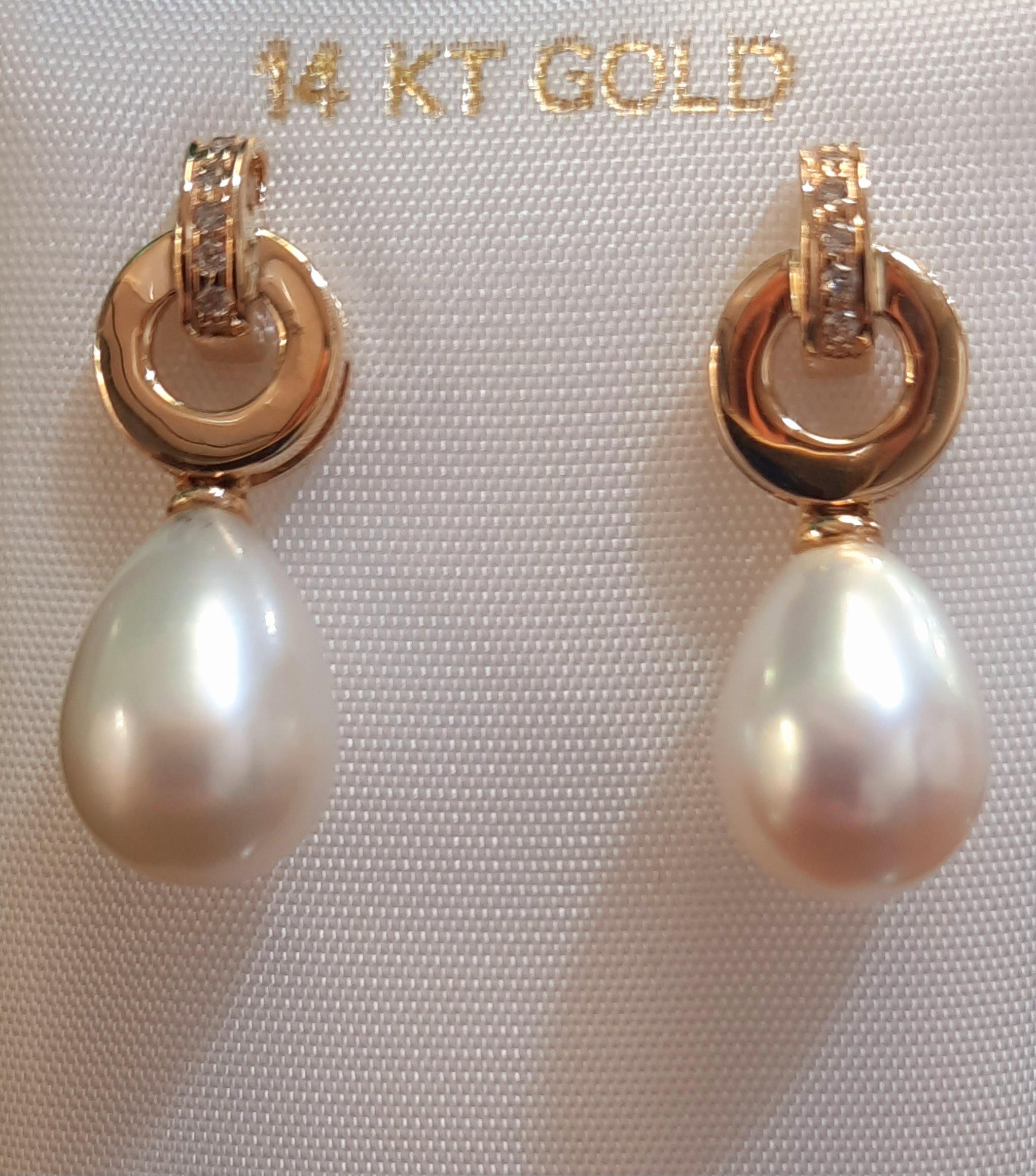 **Productbeschrijving:**

Gouden oorbellen 14k, modelnummer 0002281, zijn elegante en verfijnde oorringen. Deze prachtige sieraden zijn gemaakt van 14-karaats goud en bezet met SI1-h-witgetinte diamanten en parels. Perfect voor speciale gelegenheden of om een vleugje luxe aan je dagelijkse look toe te voegen. Draag ze met opgestoken haar voor maximale impact.