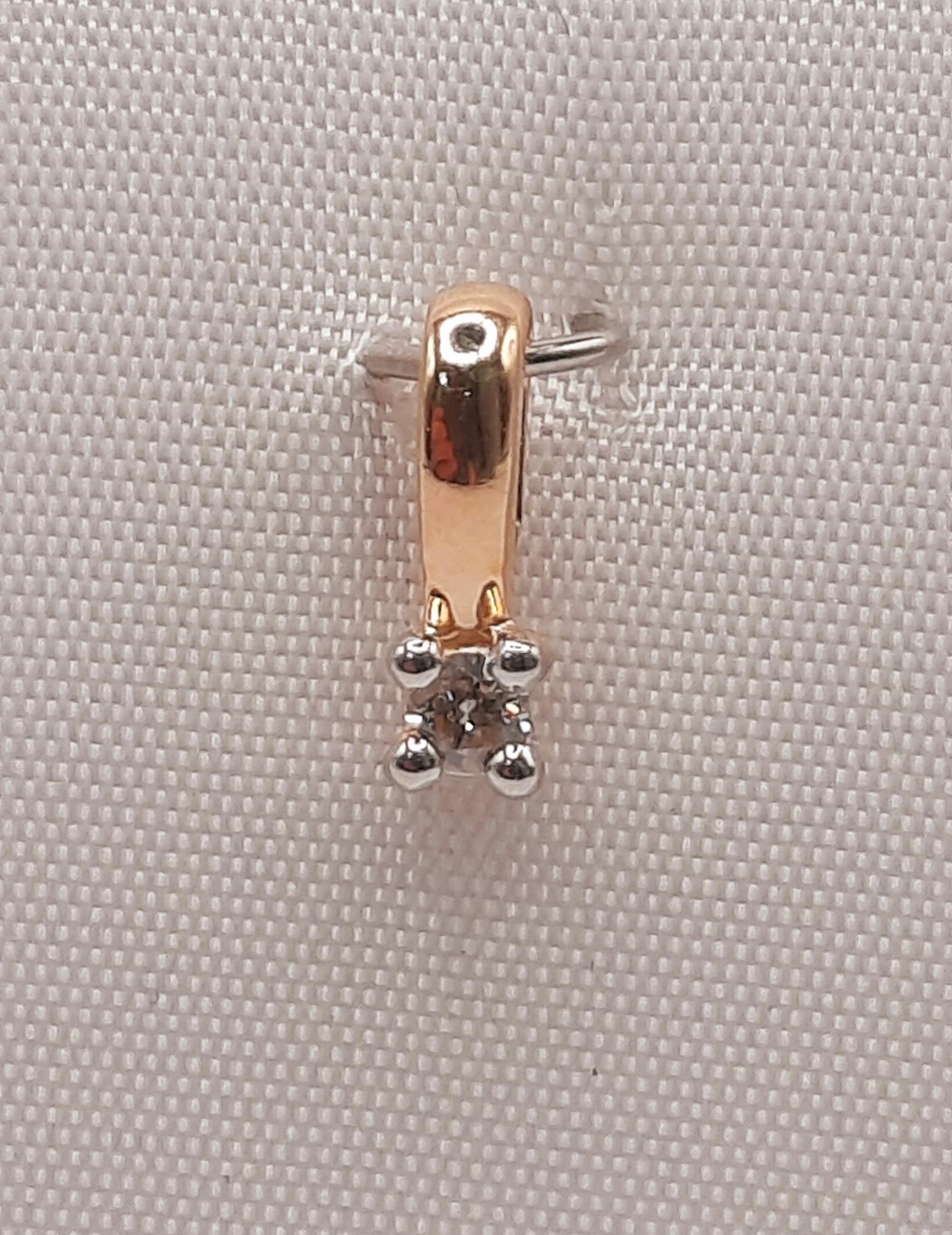 Deze prachtige Diamanten 14KT hanger, modelnummer 0002282, is een briljantjuweel van een niet-gespecificeerd merk. Gemaakt van goud, met een stralende 14kt afwerking en een H-kleur diamant met SI1 zuiverheid en briljante slijpvorm. Perfect om te dragen bij speciale gelegenheden of om een alledaagse look een luxueuze touch te geven. Breedte: 3,2mm.