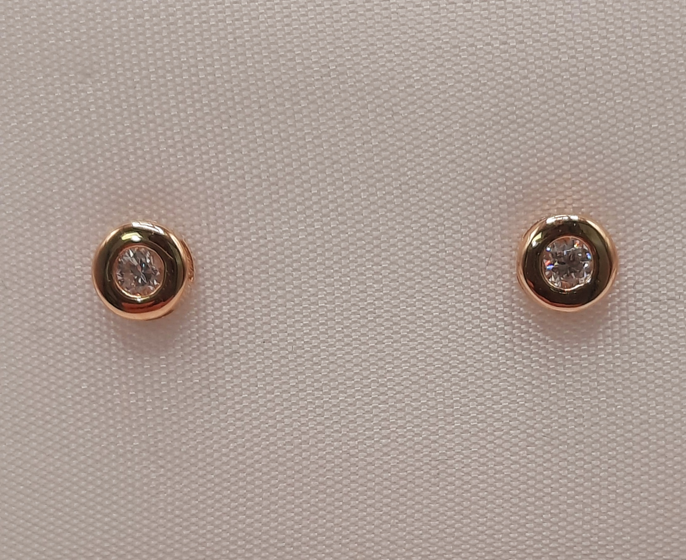 De diamant oorbellen met modelnummer 0002284 stralen elegantie uit. Gemaakt van 14kt goud, hebben ze een schitterende briljante slijpvorm. De H-kleurige diamanten zijn van SI1 zuiverheid, met een totaalgewicht van 0,11 ct. Perfect voor een verfijnde look; draag ze bij formele gelegenheden of om een alledaagse outfit een luxueuze touch te geven.