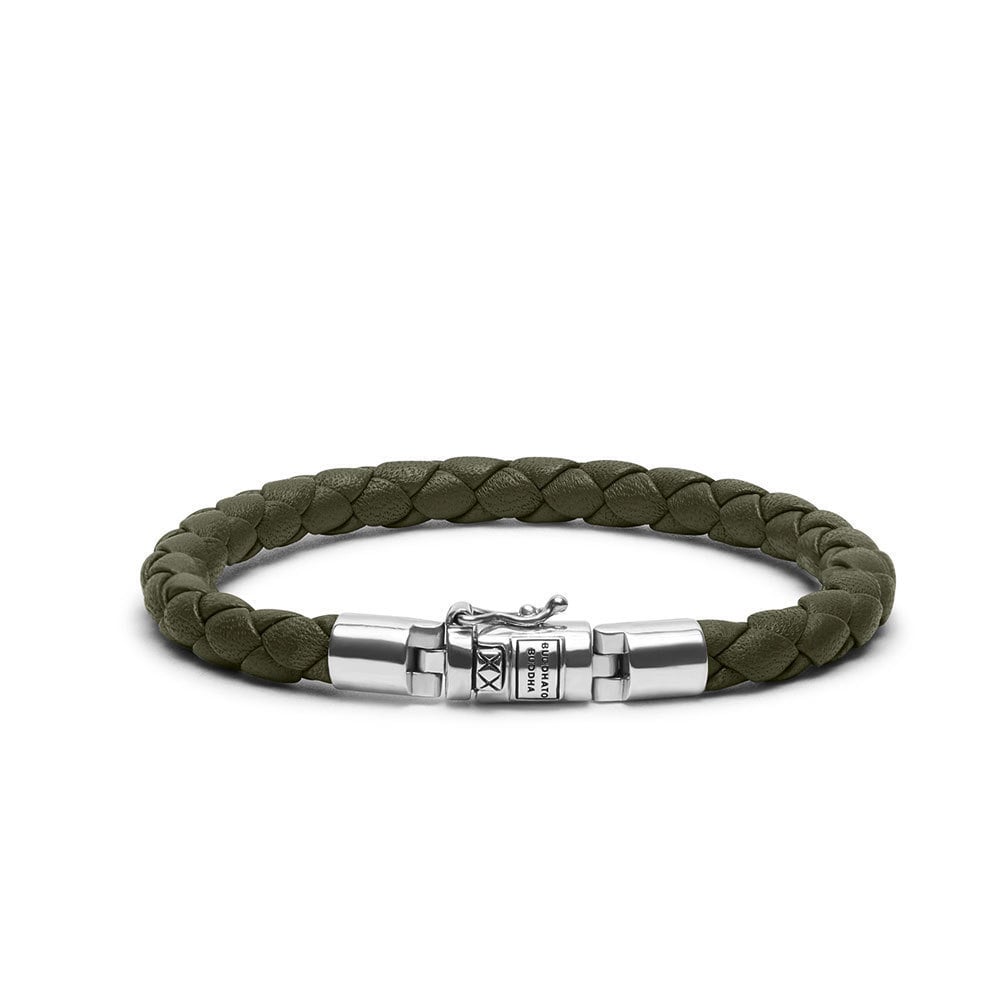 Dit prachtige Buddha to Buddha armband Ben XS is gemaakt van echt leer en heeft een unieke olijfkleur. Met zijn stoere en stijlvolle uitstraling past dit armbandje perfect bij elke outfit. Draag het solo voor een subtiele touch of combineer het met andere armbanden voor een trendy look. De armband is verstelbaar en heeft een stevige sluiting voor een perfecte pasvorm.