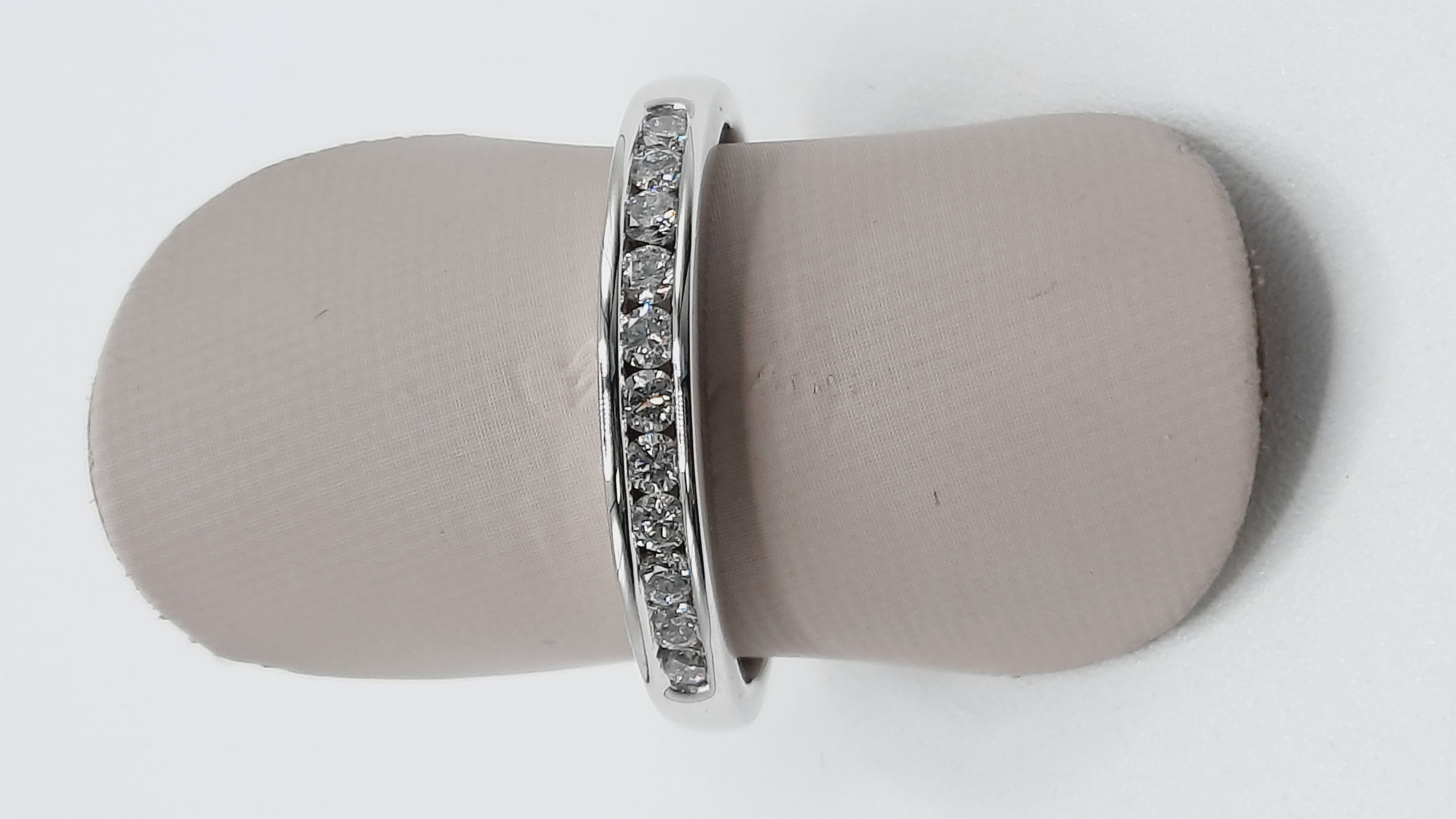 De Diamanten Verlovingsring met modelnummer BREA-0002670 is een schitterende keuze voor je verloving. Gemaakt van 950 platina, de ring straalt luxe uit met zijn 11 diamanten van 0,27 karaat (kleur G, zuiverheid SI1). De ronde slijpvorm en de glanzende afwerking maken het een tijdloze en modieuze keuze. Draag hem dagelijks om je liefde te symboliseren.