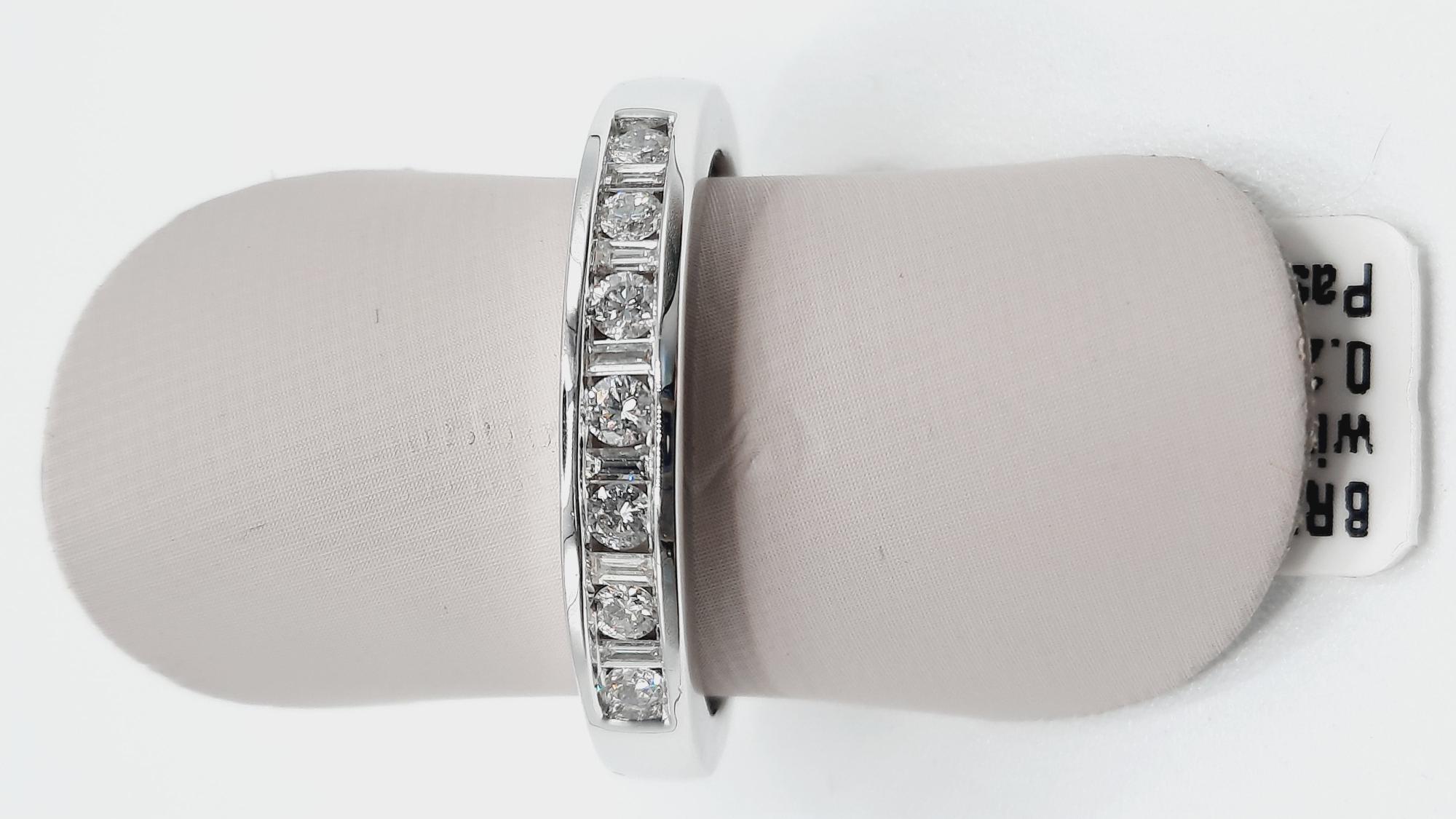 De verlovingsring met modelnummer BREA-0002655 is een prachtige witgouden ring met 13 diamanten van SI1-zuiverheid en kleur G (Top Wesselton). De ringmaat is 53 en het goudgehalte is 18 karaat. Deze elegante ring is perfect voor speciale gelegenheden en kan zowel solo gedragen worden als in combinatie met andere sieraden voor een stijlvolle uitstraling.