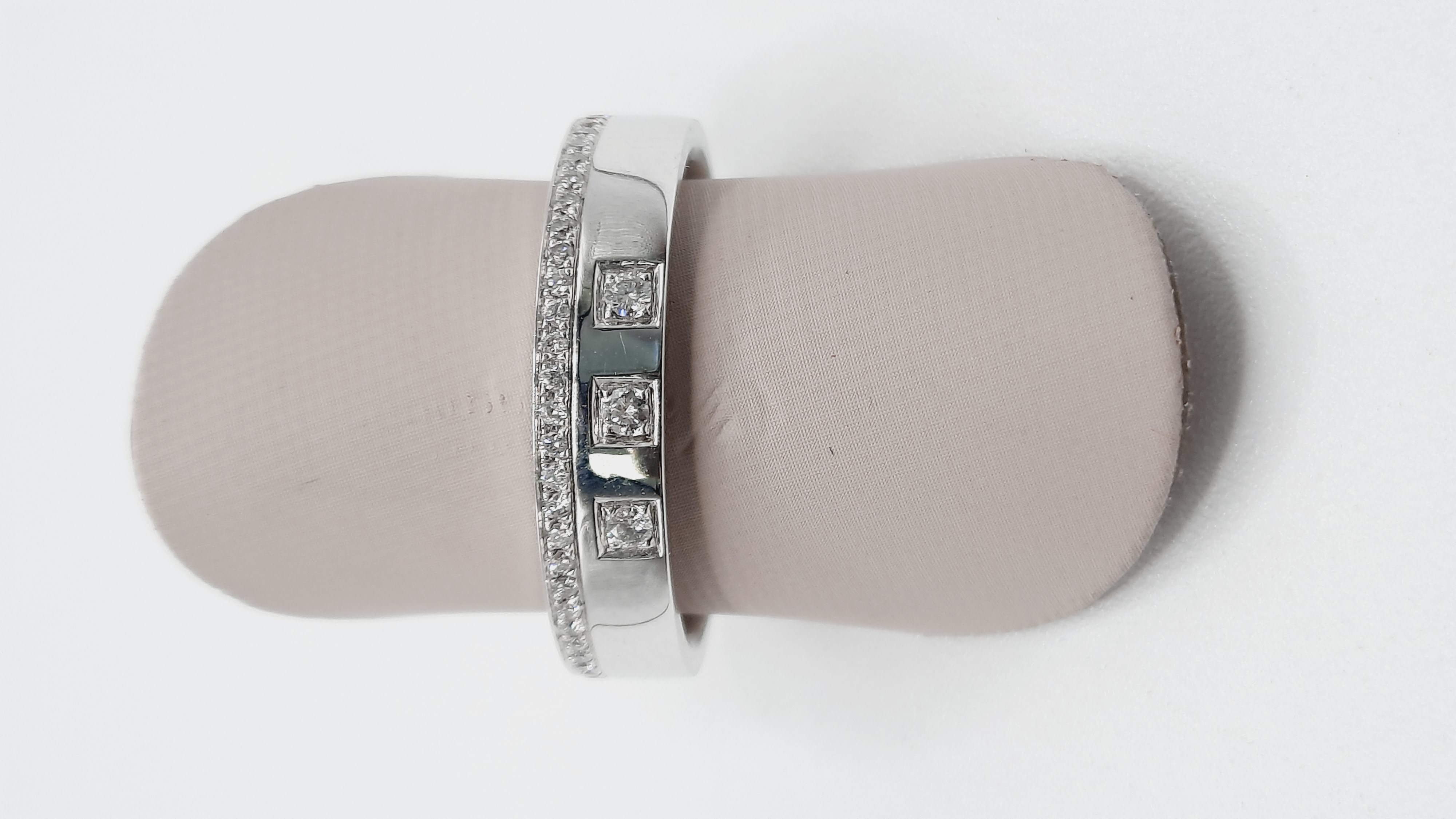 De BREA-0002657 is een verfijnde gouden ring met een eigentijdse uitstraling. Gemaakt van 18-karaats witgoud met een glansfinish, bevat het 33 diamanten van in totaal 0,15 karaat met een SI1 zuiverheid en G-kleur. Perfect voor dagelijks dragen of speciale gelegenheden. Stijlvol te combineren met andere sieraden voor een elegante look. Ringsmaat: 53.