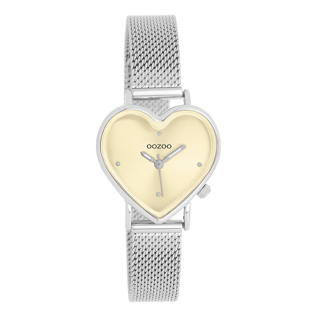 Val op met dit prachtige hart dames design uit de trendy OOZOO Timepieces collectie. De C11443 heeft een zilverkleurige metalen mesh armband en 28x29 mm zilverkleurige metalen horlogekast. Maak een fashion statement met deze goudkleurige sunray wijzerplaat, zilverkleurige stippen tijdsaanduidingen en bijpassende wijzers. Dit horloge is een musthave voor jouw garderobe en heeft een mineraalglas, stainless steel achterplaat en is nikkel-safe