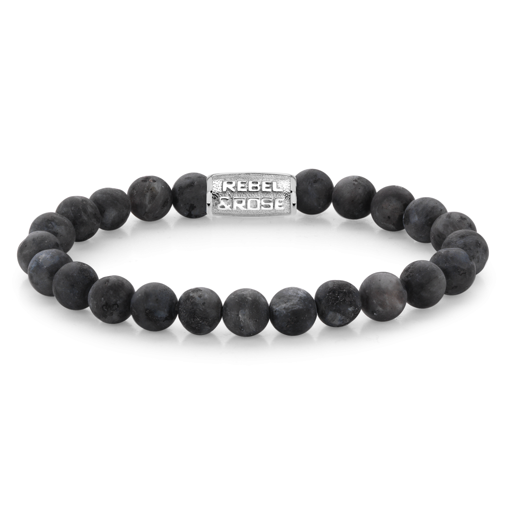 Edelstenen bead armband, handgemaakt van 8mm mat grijze Larvikite stenen met een zilverkleurige sluiting. Het Rebel & Rose sieraad is makkelijk te combineren met andere zilveren, leren of kralenarmbanden.