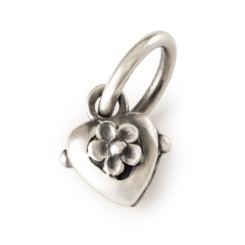 De Trollbeads Hartbloesem Hanger, modelnummer TAGBE-20302, is een verfijnde zilveren bedel die perfect is voor een persoonlijke touch aan je sieradencollectie. Het is een charmant symbool van liefde en elegantie. Deze hanger kan het beste gedragen worden aan een armband of ketting om een subtiele en stijlvolle statement te maken. Perfect als geschenk of voor jezelf.