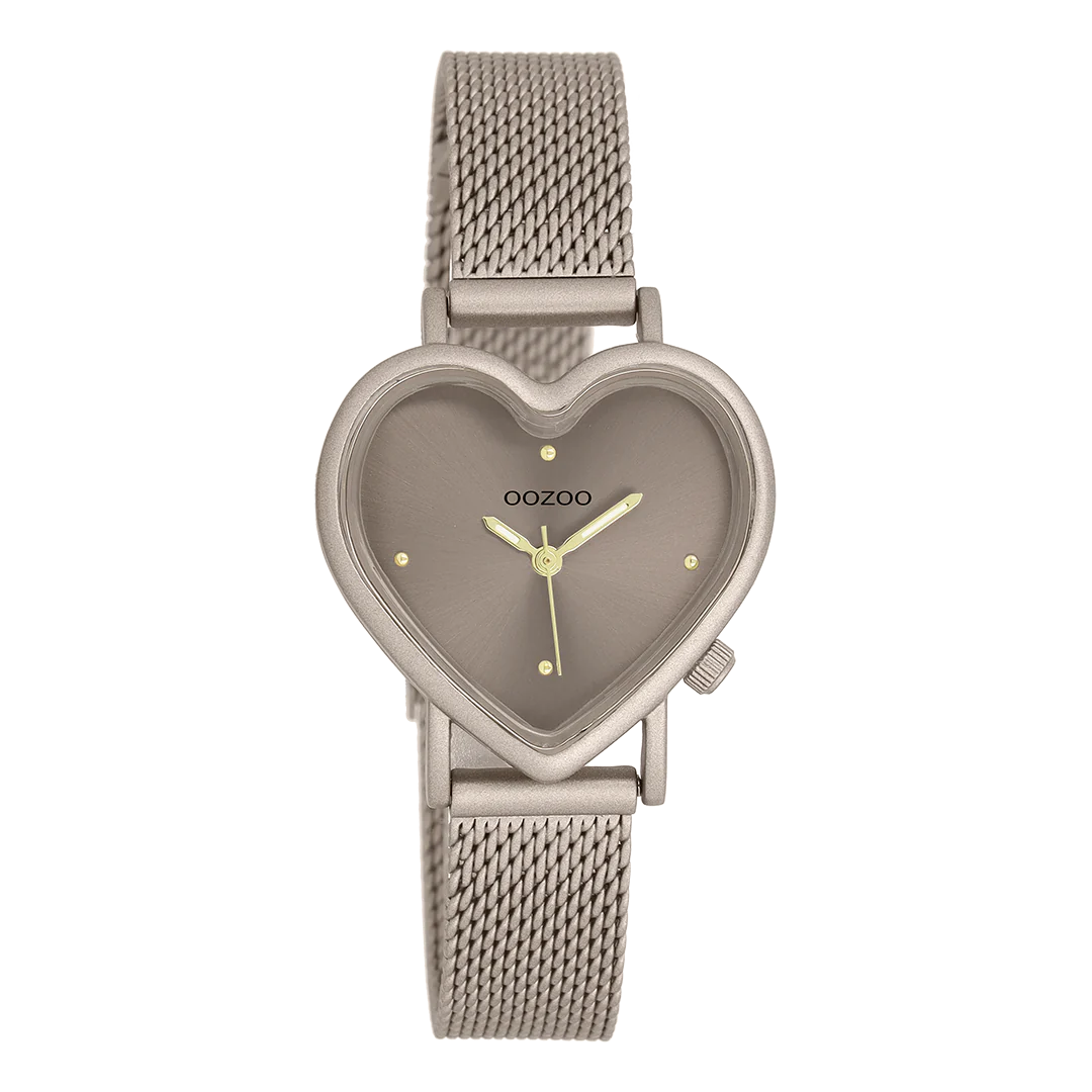 Val op met dit prachtige hart dames design uit de trendy OOZOO Timepieces collectie. De C11445 heeft een taupe metalen mesh armband en 28x29 mm taupe metalen horlogekast. Maak een fashion statement met deze taupe sunray wijzerplaat, goudkleurige stippen tijdsaanduidingen en bijpassende wijzers. Dit horloge is een musthave voor jouw garderobe en heeft een mineraalglas, stainless steel achterplaat en is nikkel-safe.