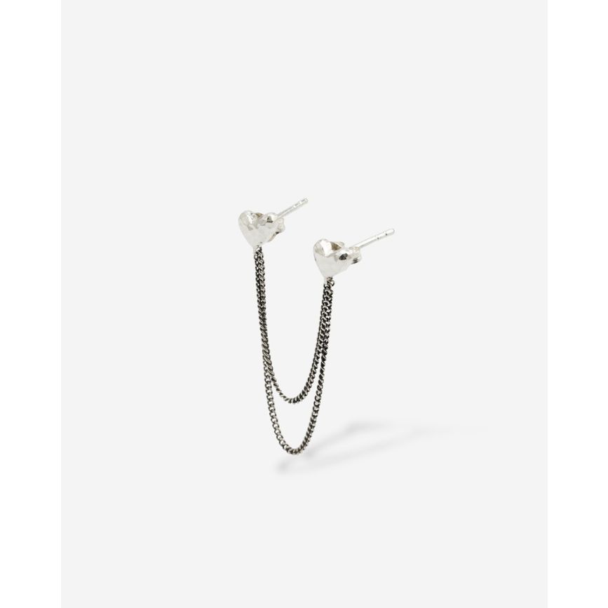 Deze prachtige oorbelsteker is gemaakt van zilver en heeft een uniek dubbel hart design. Het is perfect voor dagelijks gebruik of voor een speciale gelegenheid. De beste manier om deze oorbel te dragen is alleen aan één oor, zodat het opvalt. De subtiele glans en het elegante ontwerp maken het een tijdloos stuk voor elke sieradencollectie. 