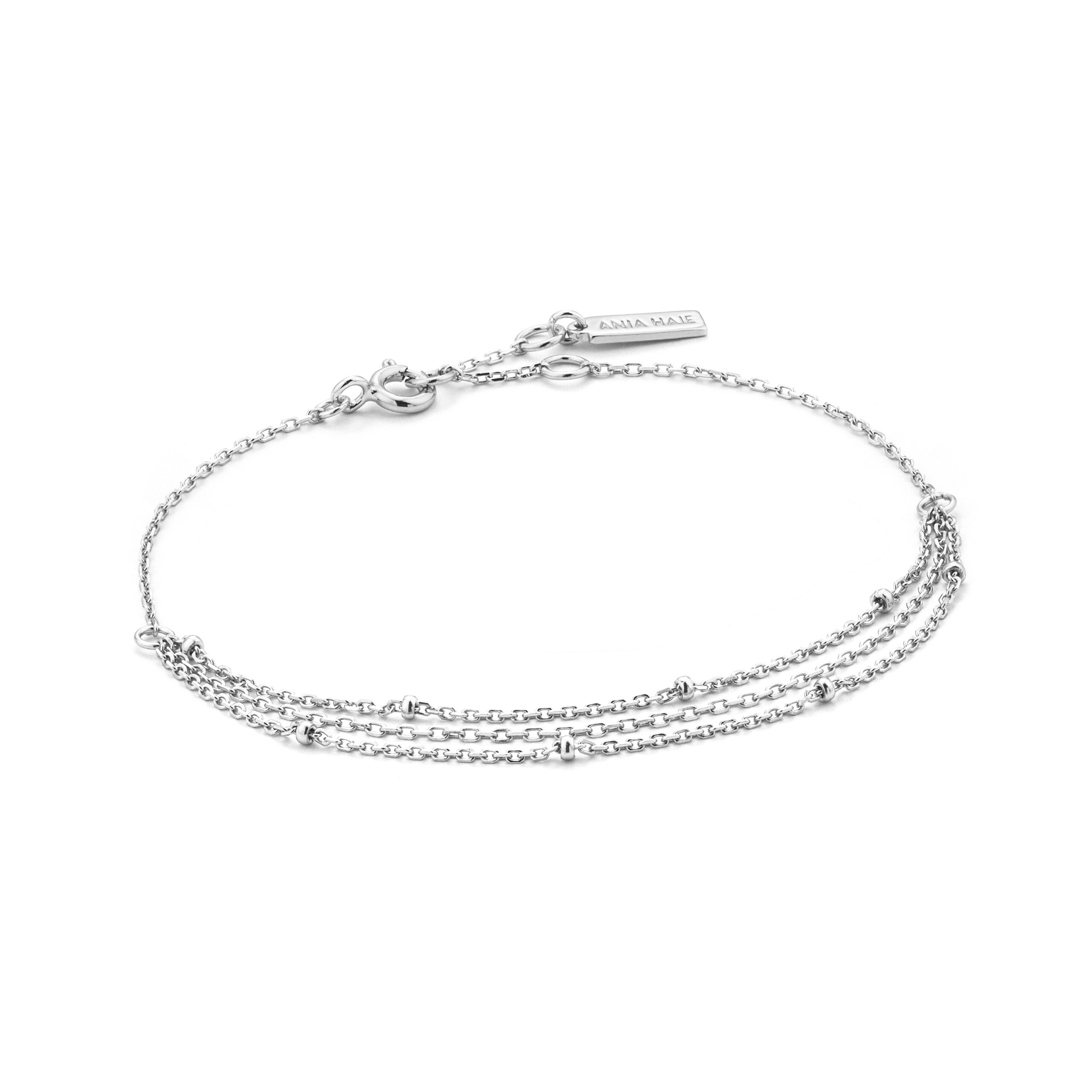 De Fringel appeal armband is gemaakt van 925 zilver en onderdeel van de Ania Haie collectie. Voorzien van drie fijne schakelbandjes afgewerkt met ronde bolletjes. Een speelse armband die de impressie geeft dat je meerdere armbandjes naast elkaar draagt. De armband B013-02H is voorzien van een verlengkettinkje waardoor het sieraad om elke pols te dragen is. Lengte: 16,5 - 18,5 cm.