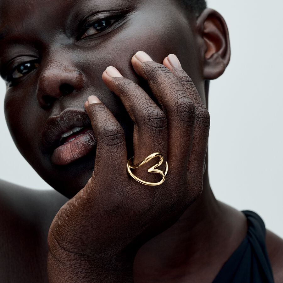 
Breng liefde en natuur samen met de Organisch Gevormd Hart Ring. Een subtiel golvende met 14k goud vergulde band splitst zich in een imperfect gevormd opengewerkt hart dat horizontaal de voorkant de vinger volgt. Als de ring wordt gedragen, raakt alleen het middelste deel van het hart de vinger terwijl de rest van de ring is verhoogd. Deze sculpturale hartring is ontworpen in een iets groter formaat en maakt een strak en modern statement. Hij past prachtig bij andere minimalistische stijlen in warme tinten.