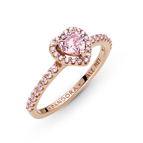 Geef je look een elegante finish met de Glinsterende Verhoogde Hartring. De ring laat zich inspireren door de klassieke collectie Pandora Timeless. Deze ring is hand-finished in een unieke met 14k roségoud vergulde metaalmix en heeft een hartvormige roze steen die verhoogd in het midden is gezet. De krans rondom het hart en de helft van de ringband zijn afgewerkt met transparante zirkonia's, en aan de binnenkant van de band is het Pandora-logo gegraveerd. 
