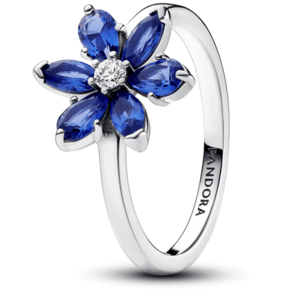 Straal in kleur met de Sprankelende Herbarium Cluster Ring. Deze sterlingzilveren ring is bezet met man-made kristallen die zijn gezet in de vorm van een bloem en viert de schoonheid van de natuur. Een cluster van afwisselend peervormige en marquise-vormige blauwe stenen is gezet rond een heldere centrale steen. De verschillende vormen doen denken aan de natuurlijke symmetrie die je in de natuur vindt. 