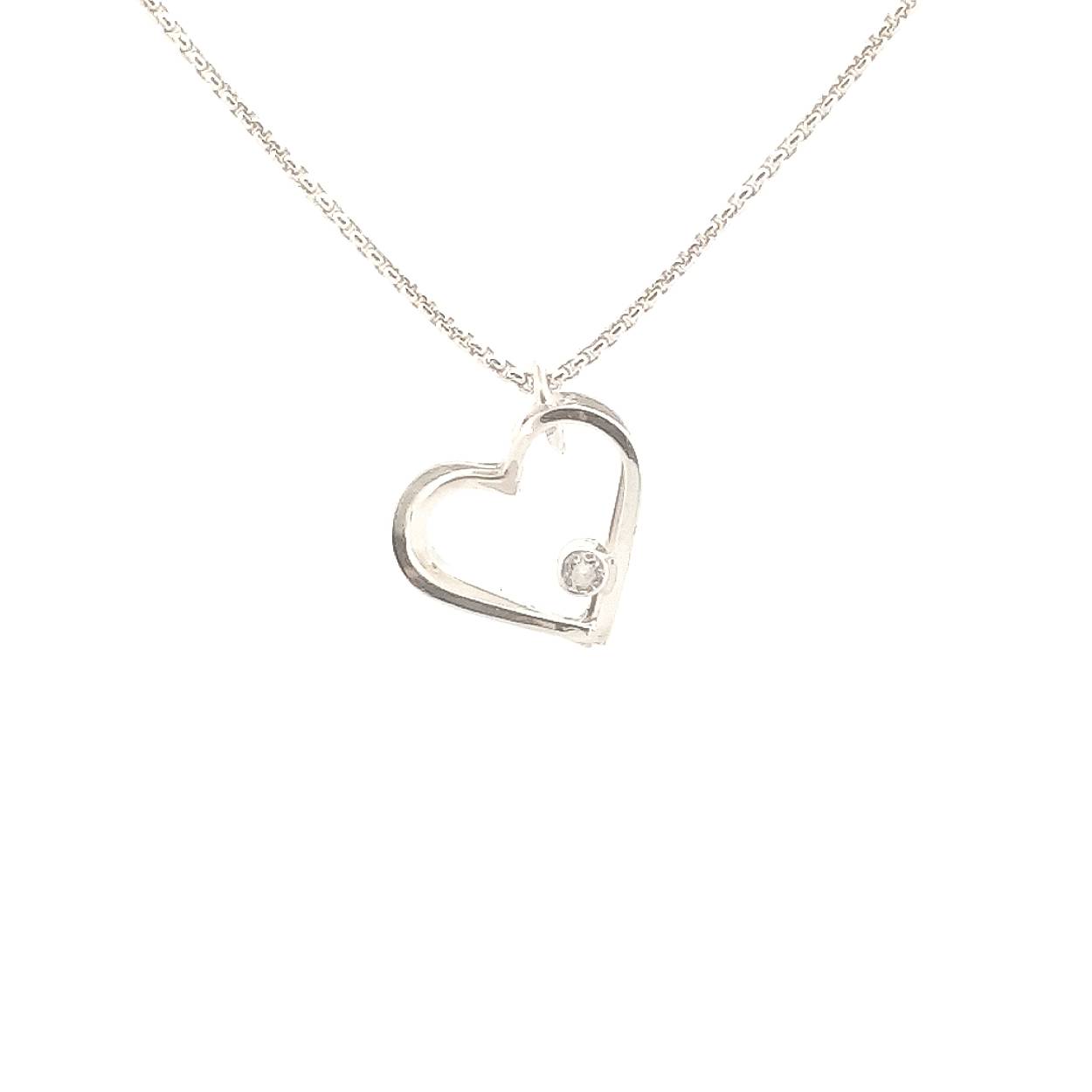 Oneindige harten, 1 zilveren draad vormt deze hanger. De twee harten zijn oneindig met elkaar verbonden met een mooi 3D effect.

Deze hanger wordt los verkocht of wil je er een bijpassende ketting/spang van zilver bij bestellen?

Maak een afspraak en kom deze sierlijke hanger eens passen! Of bestel haar gelijk, dan sturen we deze mooi verpakt naar je toe.