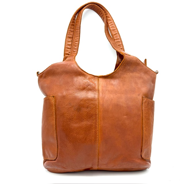 Deze BearDesign shopper in de kleur Cognac is gemaakt van hoogwaardig materiaal en heeft een tijdloos design. De tas is voorzien van meerdere vakken en ritsen om al je spullen georganiseerd te houden. Draag de tas over je schouder voor een chique en stijlvolle look. Combineer het met een lichte outfit voor een trendy uitstraling. Maak je look compleet met deze prachtige shopper van BearDesign!

Afmetingen:
Hoogte 25cm x breed 28cm x diep 9cm