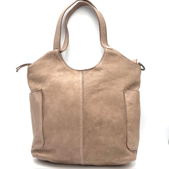 Deze BearDesign shopper in de kleur Taupe is gemaakt van hoogwaardig materiaal en heeft een tijdloos design. De tas is voorzien van meerdere vakken en ritsen om al je spullen georganiseerd te houden. Draag de tas over je schouder voor een chique en stijlvolle look. Combineer het met een lichte outfit voor een trendy uitstraling. Maak je look compleet met deze prachtige shopper van BearDesign!

Afmetingen:
Hoogte 25cm x breed 28cm x diep 9cm