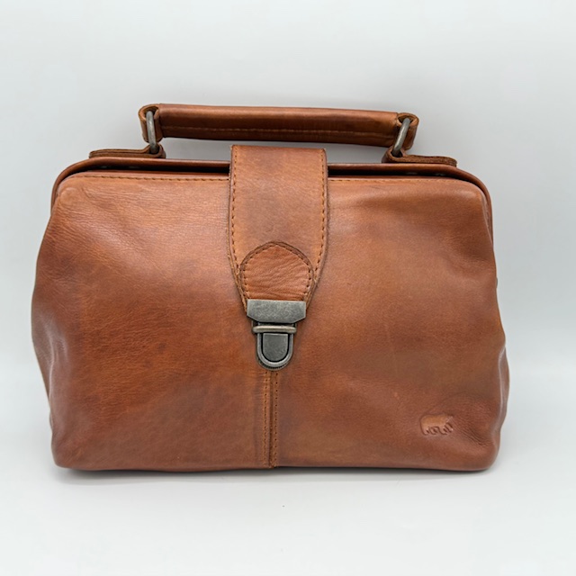 BearDesign Julia Crossbody Tas – Zwart Leer
De BearDesign Julia crossbody tas is een stijlvolle must-have voor elke dag. Gemaakt van soepel, hoogwaardig zwart leer en voorzien van een luxe beugelsluiting met kliksluiting, combineert deze tas elegantie met gebruiksgemak.

✔️ Afneembare en verstelbare schouderriem – draag als schoudertas of crossbody
✔️ Ruim hoofdvak met praktische indeling
✔️ Diverse binnen- en buitenvakken – ideaal voor telefoon, pasjes, sleutels en meer
✔️ Sluit stevig af met een klassieke beugelsluiting voor een vintage look
✔️ Gemaakt van duurzaam en tijdloos leer – past bij elke outfit

Afmetingen:
16 cm (hoogte) x 23 cm (breedte) x 9,5 cm (diepte)

Waarom kiezen voor de Julia tas van BearDesign?

Compact én verrassend ruim
Luxe uitstraling met praktische indeling
Perfect voor dagelijks gebruik of een avondje uit
Draagbaar op meerdere manieren dankzij de verstelbare riem
