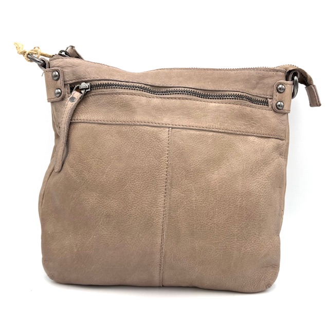 Deze BearDesign Crossbody in de kleur Taupe is gemaakt van hoogwaardig leer en heeft een tijdloos ontwerp. De tas heeft een verstelbare schouderriem, een ruim hoofdvak en extra vakjes voor kleine essentials. Draag deze tas diagonaal over je lichaam voor een trendy en praktische look. Perfect voor dagelijks gebruik in stijl!

Deze BearDesign Crossbody tas in de kleur Taupe is een absolute must-have voor liefhebbers van trendy en praktische tassen. Het hoogwaardige leer en de verstelbare schouderriem maken deze tas zowel stijlvol als comfortabel. Draag hem diagonaal over je lichaam voor een moderne uitstraling. Een onmisbaar accessoire voor dagelijks gebruik!

Afmetingen:
Hoogte 25cm x breed 25cm x diep 7cm