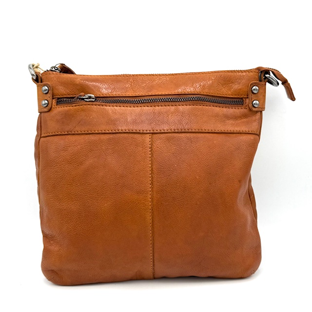 Deze stijlvolle BearDesign crossbody tas in Cognac is gemaakt van hoogwaardig leer en heeft een verstelbare schouderband. De tas heeft een ruim hoofdvak en diverse handige vakken voor je essentials. Draag de tas diagonaal over je lichaam voor extra draagcomfort en een trendy look. Een must-have item voor elke moderne vrouw!

Afmetingen:
Hoogte 25cm x breed 25cm x diep 7cm