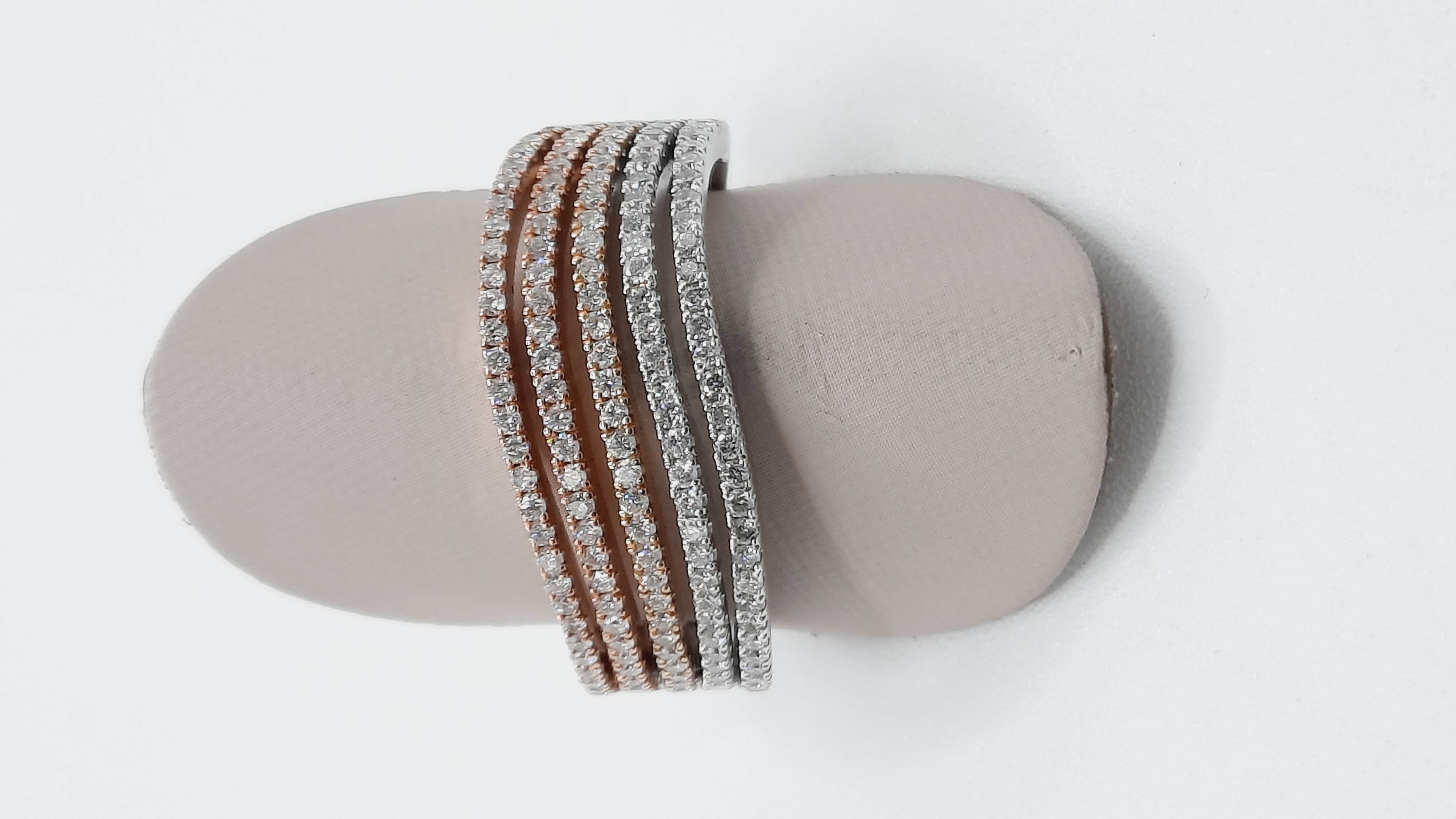 Deze prachtige diamanten ring, modelnummer BREA-0002677, heeft de volgende eigenschappen: 18 karaat witgoud, gewicht 5,88 gram, bezet met 150 ronde diamanten van VS2 zuiverheid en H (White Wesselton) kleur. Perfect voor een elegante uitstraling bij speciale gelegenheden. Draag hem afzonderlijk voor een subtiele glans of combineer hem met andere juwelen voor een luxueuze look.