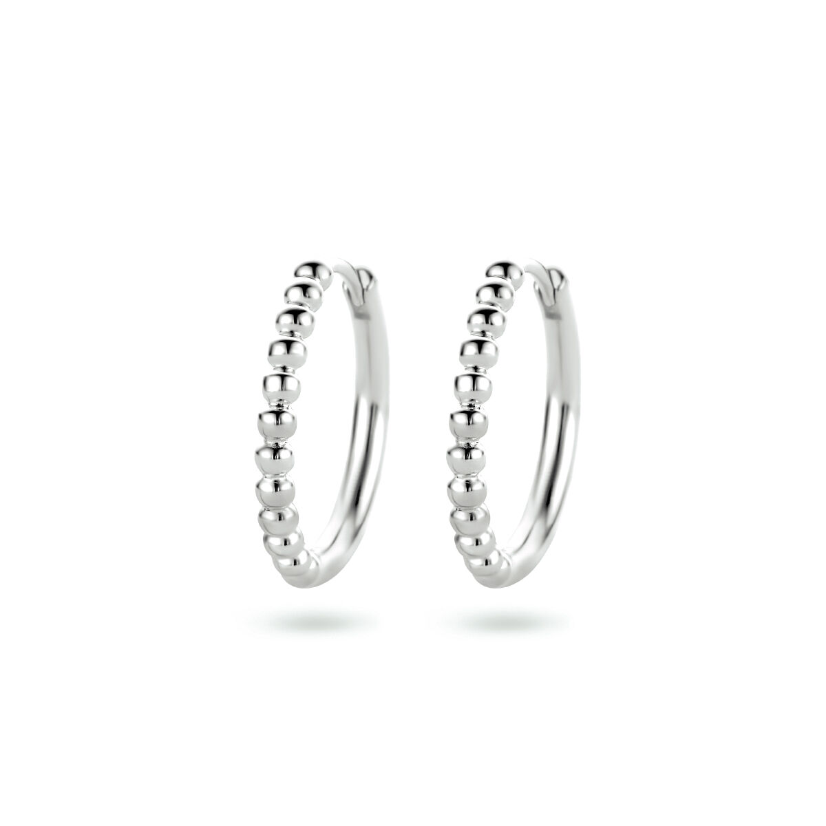 Deze prachtige zilveren oorringen, perfect voor zowel casual als formele gelegenheden. Draag ze met opgestoken haar om hun glans te accentueren.