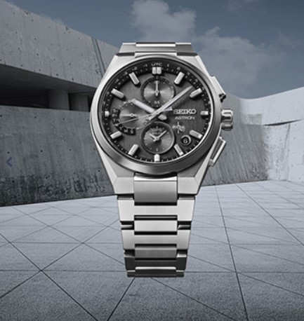 Seiko Astron model SSH163J1 met Kaliber 5X83. Hoogwaardige Titanium kast en Titanium band met vouwsluiting. GPS gestuurd Solar horloge met stopwatch functie. Gangreserve van 6 maanden. Ontspiegeld Saffier glas. 10 ATM waterdicht.