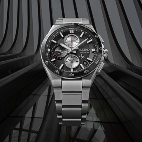 Seiko Astron model SSH151J1 met Kaliber 5X83. Hoogwaardige Titanium kast en Titanium band met vouwsluiting. GPS gestuurd Solar horloge met stopwatch functie. Energiereserve ca 6 maanden. Ontspiegeld Saffier glas. 10 ATM waterdicht.