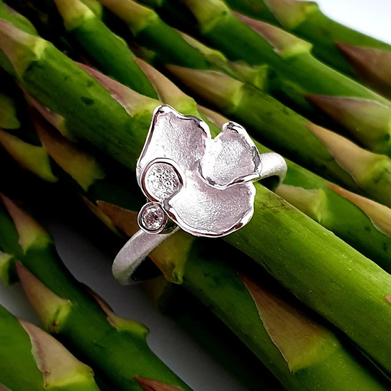 De Zilveren Ring Mathisse R941 is een elegante ring van 925 sterling zilver, nikkelvrij en zilverkleurig. Met een ringmaat van 54 is het een prachtige aanvulling op elke sieradencollectie. Draag deze tijdloze ring solo voor een subtiele look, of combineer hem met andere sieraden voor een stijlvolle, gelaagde uitstraling.