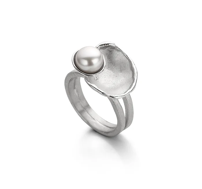 Deze prachtige ring van zilver is bezet met een lichtgrijze zoetwaterparel. De parel geeft de ring een elegante uitstraling die perfect is voor elke gelegenheid. Draag deze ring op zichzelf als een subtiele blikvanger of combineer hem met andere zilveren sieraden voor een complete look. Voeg deze ring toe aan je collectie voor een vleugje luxe en stijl.