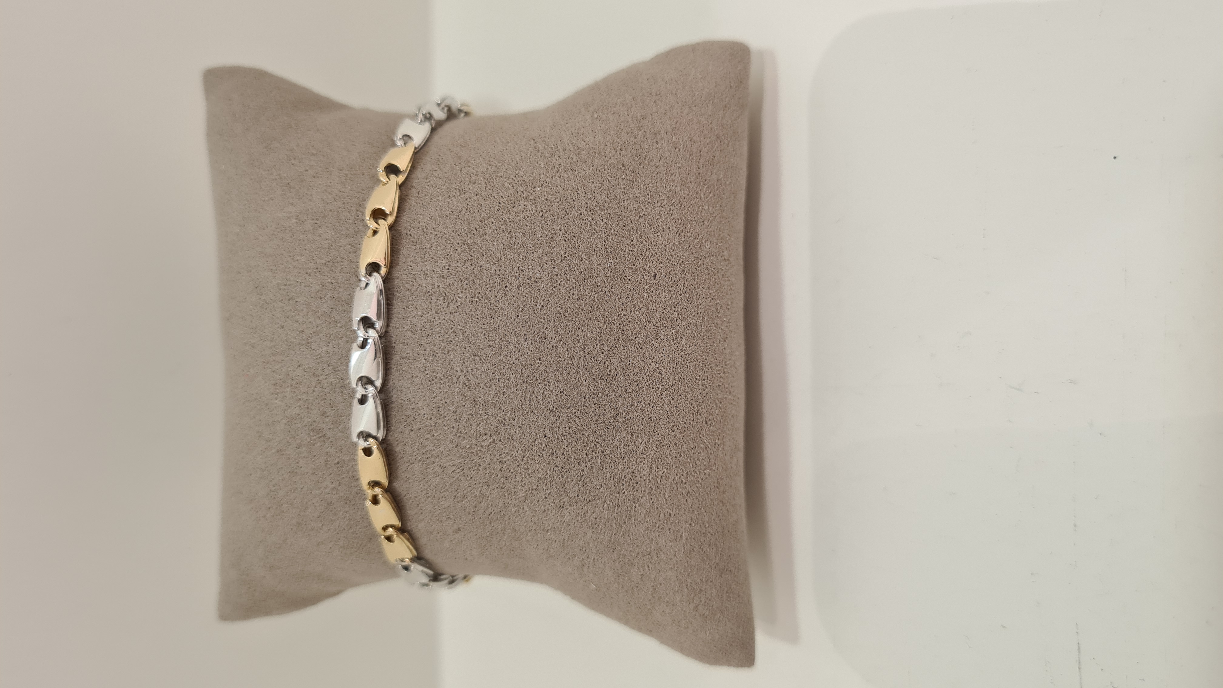 Deze prachtige 14 karaat geel/witgouden armband heeft een breedte van 3.6mm en is een tijdloos sieraad voor elke gelegenheid. De armband is subtiel en elegant, perfect om solo te dragen of te combineren met andere armbanden voor een trendy look. De armband is voorzien van een stevige sluiting voor extra veiligheid. Voeg deze armband toe aan je collectie voor een vleugje luxe.