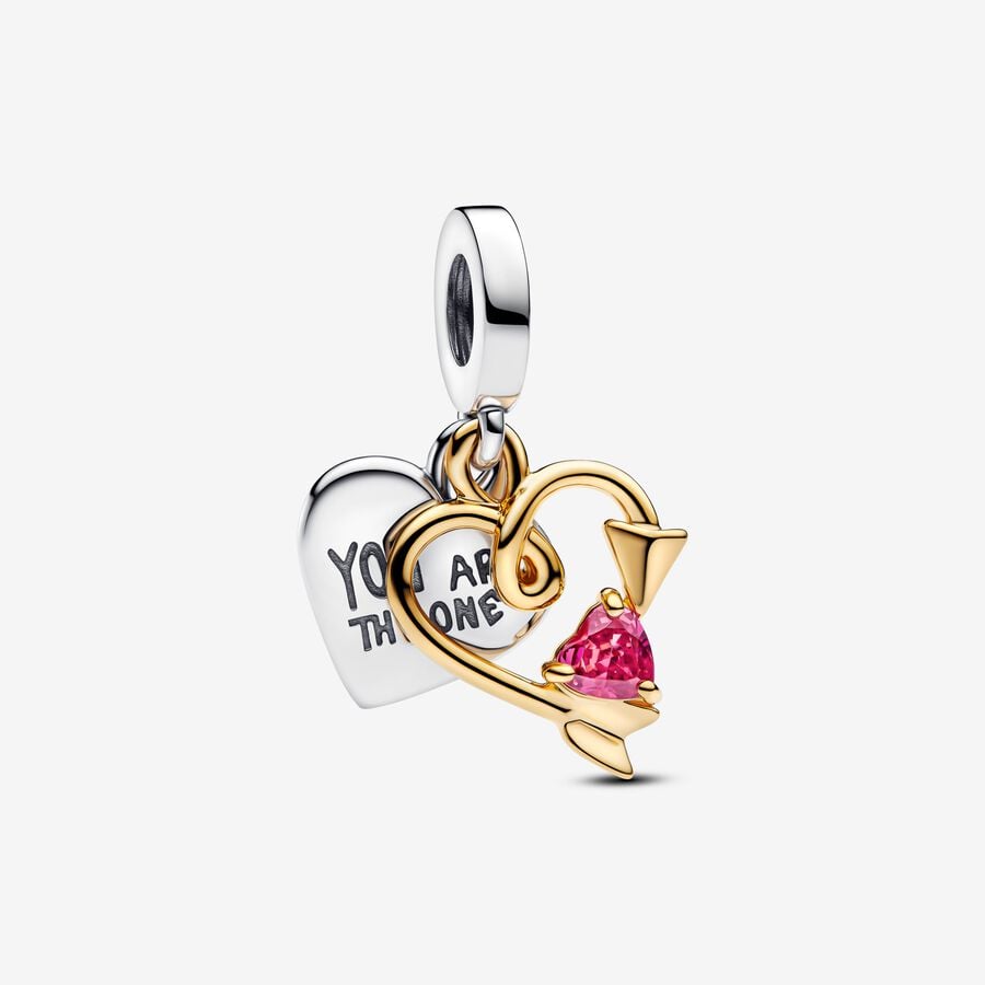 Laat de liefde de weg wijzen met onze Graveerbare Hart & Pijl Dubbele Hangende Bedel. De sterlingzilveren hartvormige hanger is aan de ene kant gegraveerd met de boodschap 'YOU ARE THE ONE' en aan de andere kant een blanco graveerbaar canvas om te personaliseren. De pijl van Cupido is in de tweede hanger gevormd tot een hart dat is verguld en is bezet met een stralende hartvormige rode steen. Draag hem als universeel symbool van liefde of geef hem cadeau aan degene die je hart heeft.