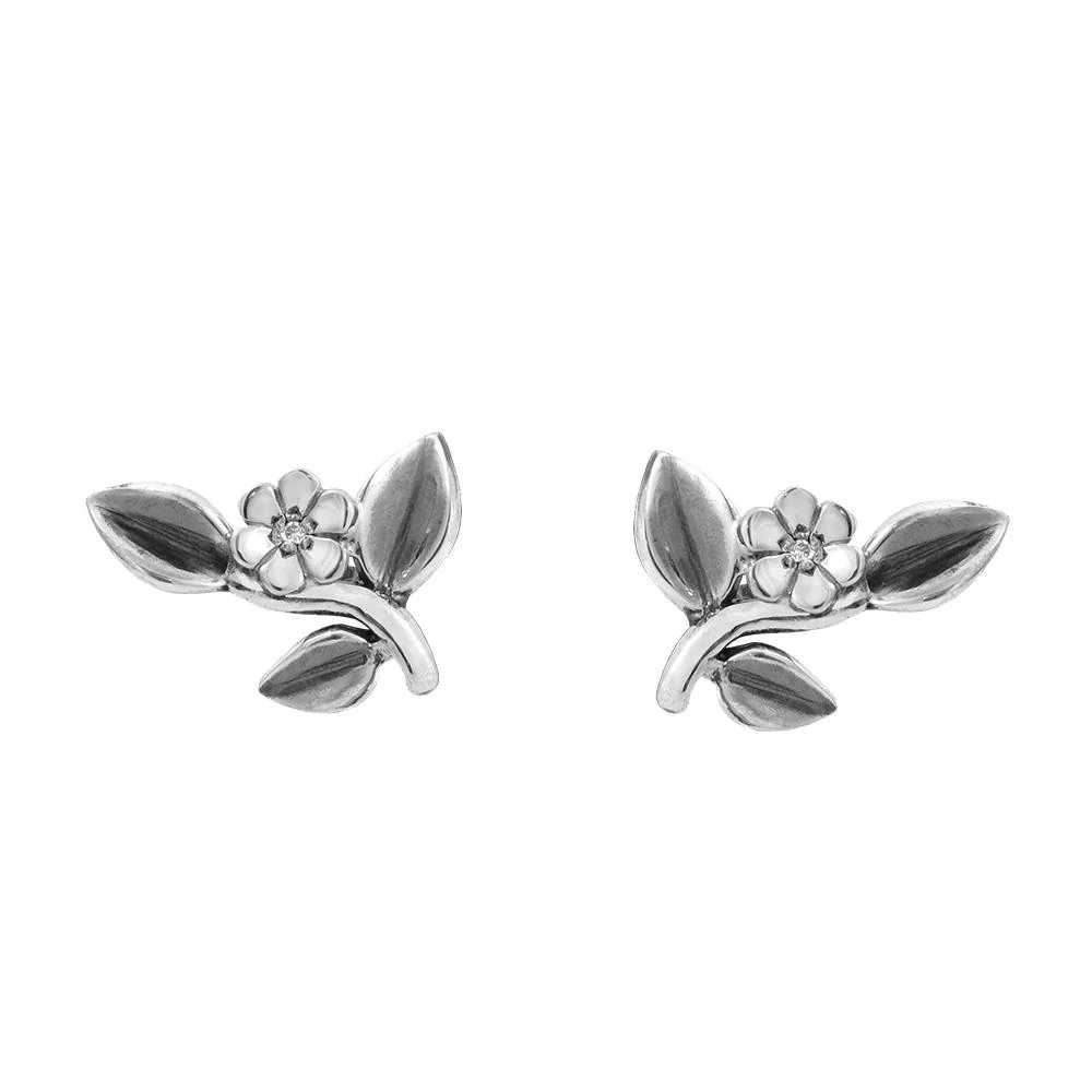 Deze stering zilveren oorknoppen hebben geoxideerde blaadjes en in het midden van het bloemetje een 1,5 mm ronde zirkonia.