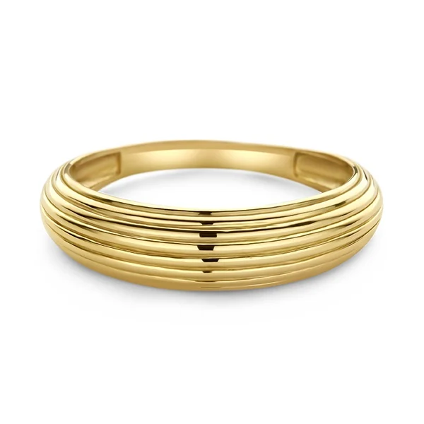 Deze SWING JEWELS RING SWER10271-Y-56 is gemaakt van 14 karaat goud. De ring heeft een uniek en elegant ontwerp dat opvalt om je hand. Draag het alleen of combineer het met andere ringen voor een stijlvolle look. De beste manier om deze ring te dragen is op de middelvinger voor een verfijnde uitstraling. Geef je outfit een extra touch met deze prachtige ring!
