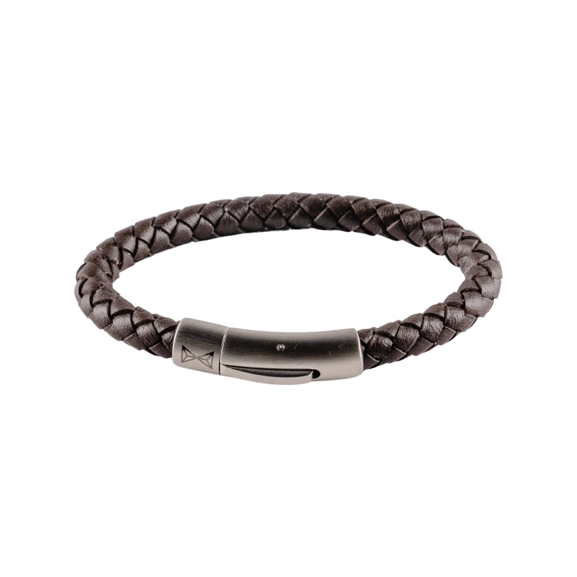 Junior Iron Single String Brown
Dit is een jongensarmband van het merk AZE Jewels uit de collectie AZE Junior. De kleur van deze armband is bruin. De sluiting van deze armband is gemaakt van edelstaal. De maat is: XS (16,5 cm). Daarnaast is de dikte van deze armband: 6 mm