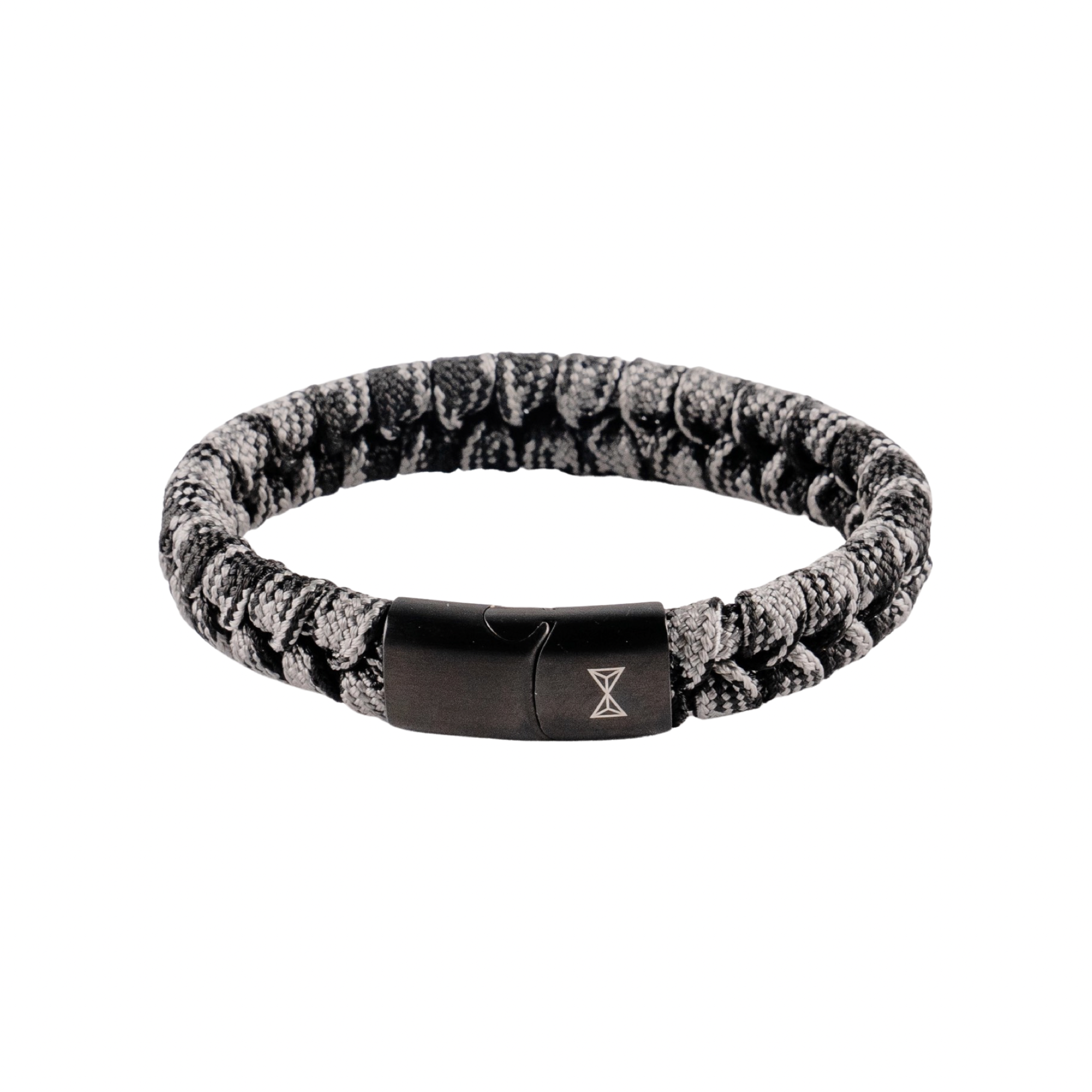 Deze armband is van het merk AZE Junior. Het is een jongenssieraad gemaakt van canvas. De armband is grijs van kleur.