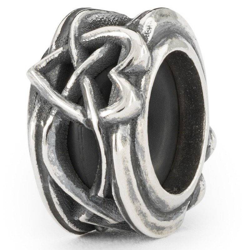 Deze Trollbeads TAGBE-20265 hanger heeft een elegante en stijlvolle uitstraling door de fijne details en glanzende afwerking. Het is gemaakt van hoogwaardig sterling zilver en past perfect bij elke outfit. Draag het aan een zilveren ketting voor een verfijnde look, of combineer het met andere Trollbeads bedels voor een persoonlijke touch. Een tijdloos sieraad voor elke gelegenheid!
