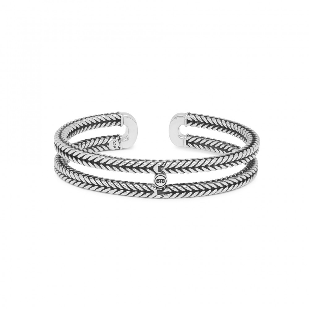 Deze prachtige Buddha to Buddha 115 Barbara Link zilveren cuff armband is voorzien van een uniek visgraatpatroon, wat zorgt voor een elegante en stijlvolle uitstraling. De armband is handgemaakt van hoogwaardig zilver en heeft een tijdloos design dat perfect past bij elke outfit. Draag deze armband alleen voor een subtiele look, of combineer hem met andere sieraden voor een trendy layered effect. Met deze armband om je pols maak je zeker een statement!