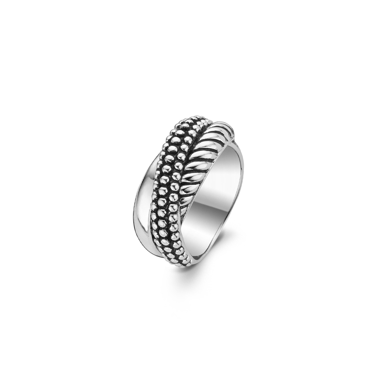 Drie verschillende banden van gerhodineerd sterling zilver kruisen elkaar in deze stoere en trendy ring van TI SENTO - Milano. De drie banden hebben elk een ander motief: glad gedraaid en gebubbeld. De motieven zijn aangezet met zwarte oxidatie voor een extra effect in kleur en stijl. De ring loopt naar de achterzijde ofwel binnenzijde van de vinger taps toe. Zo kan de ring niet draaien om de vinger en kan je vinger gemakkelijk worden gebogen. De rhodiumlaag zorgt voor een extra glans en een langere levensduur van het sieraad.