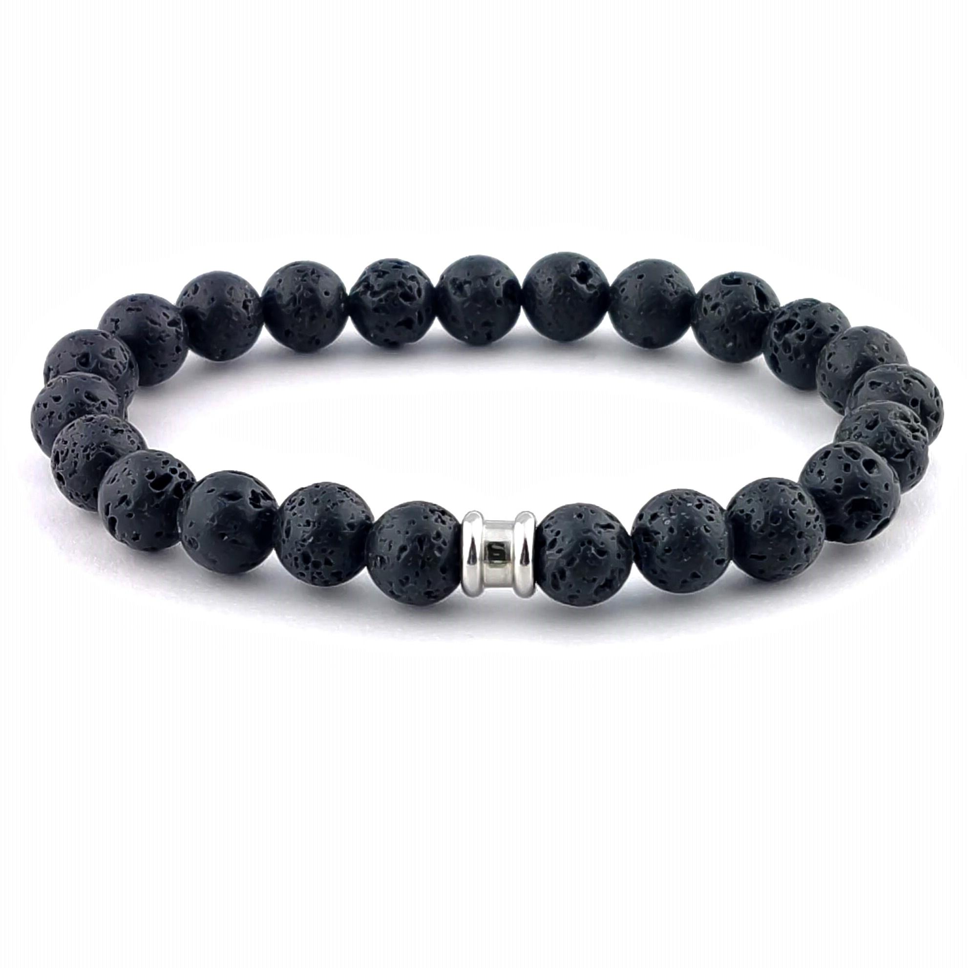 Deze Steel & Barnett Heren Armband heeft een stoere uitstraling dankzij de lavakralen en het stalen logo detail. De armband heeft elastische koorden voor een comfortabele pasvorm. Draag deze armband alleen of combineer hem met andere armbanden voor een trendy look. Perfect voor dagelijks gebruik of een avondje uit. Maak je outfit compleet met deze stijlvolle heren armband!